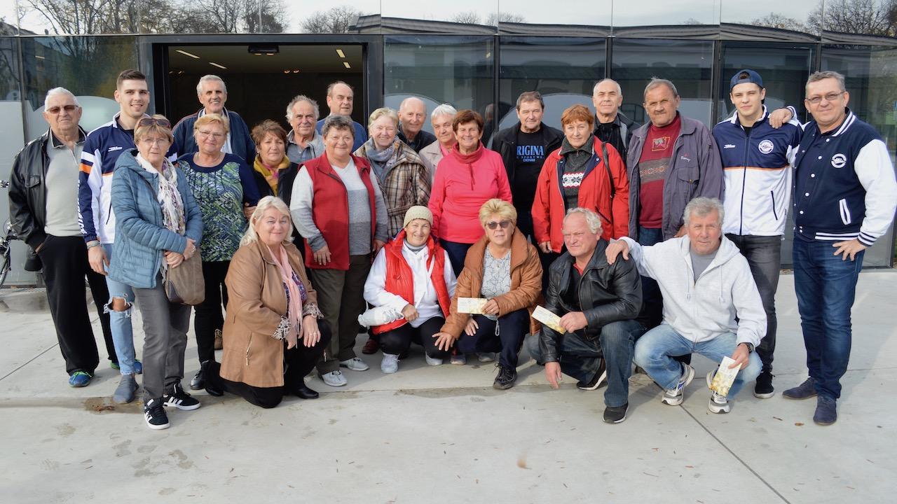 Naši hokejisti dnes osobne pozývali seniorov na nedeľňajší zápas.